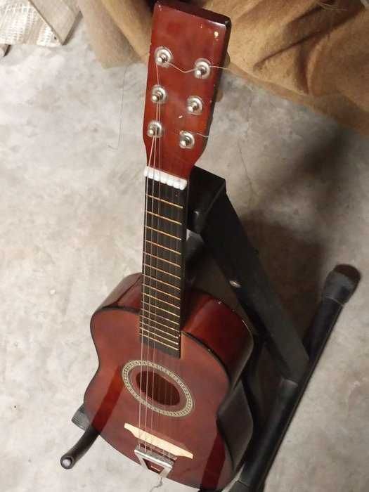 Guitarra Galanti de 6 cordas, em bom estado