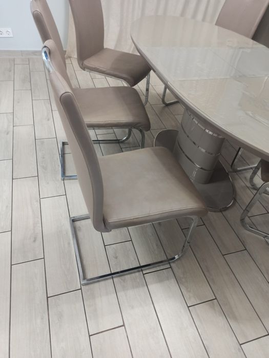 сучасні стільчики та стіл