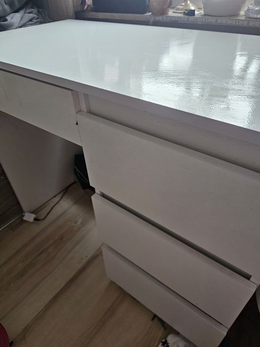 Biale biurko z szufladami,stan bdb
