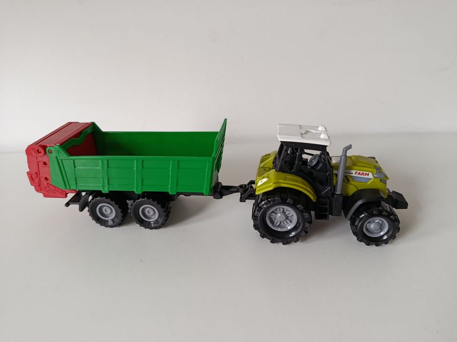Traktor z dźwiękiem i przyczepą