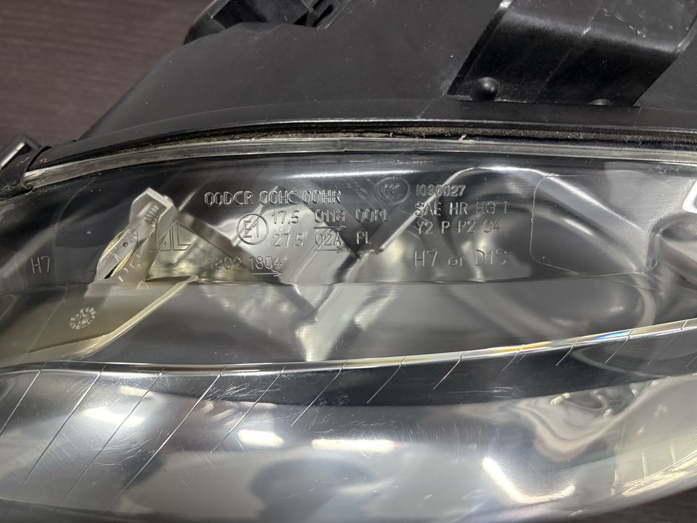 Lewa lampa bi-xenon A4 B7