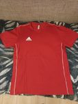 Czerwona koszulka adidas