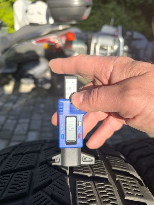 Opony zimowe Firemax 235/50/19