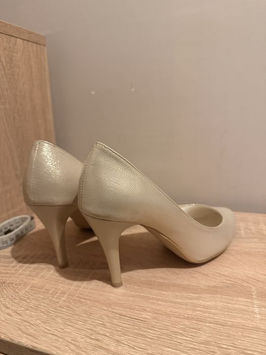 Czółenka szpilki kremowe 37r 8,5 obcas