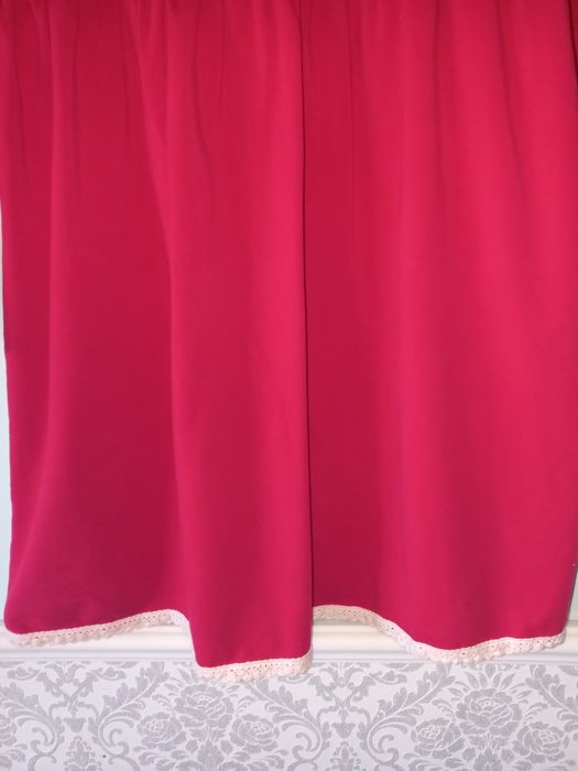 Czerwona sukienka z koronką r.140cm