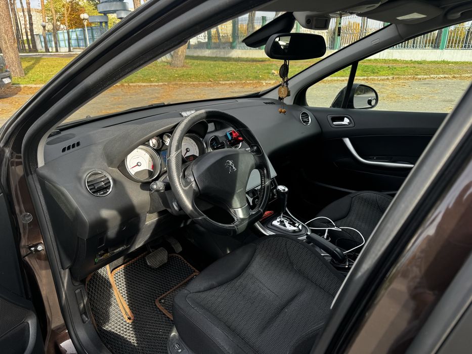 Peugeot 308 2012 року