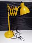 Żółta lampa biurkowa