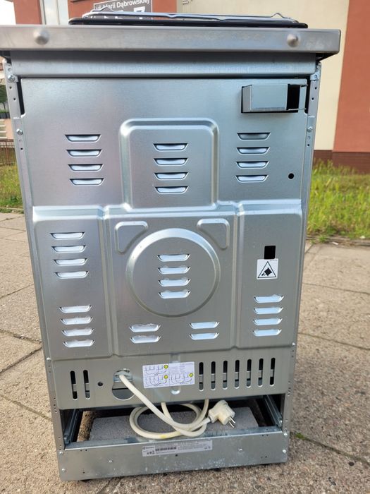 Kuchenka indukcyjna z piekarnikiem w idealnym stanie