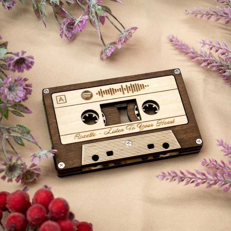 Аудиокассеты (cassette) - Деревянная кассета.