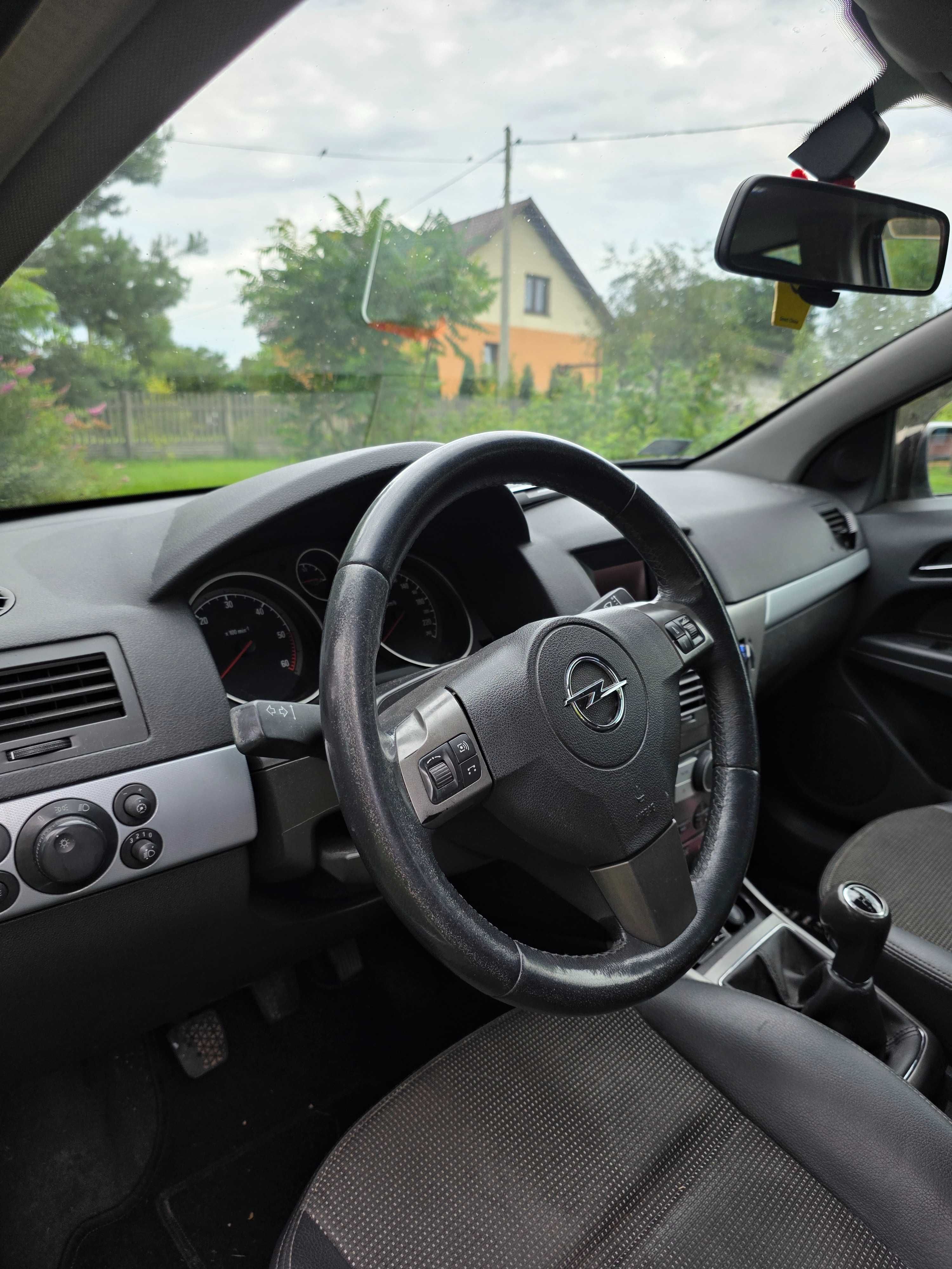 Opel Astra GTC Trzy drzwiowe