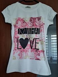 T-shirt z kwiatami i napisem