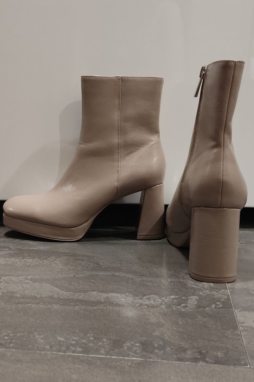 Pull&Bear beżowe / kremowe botki