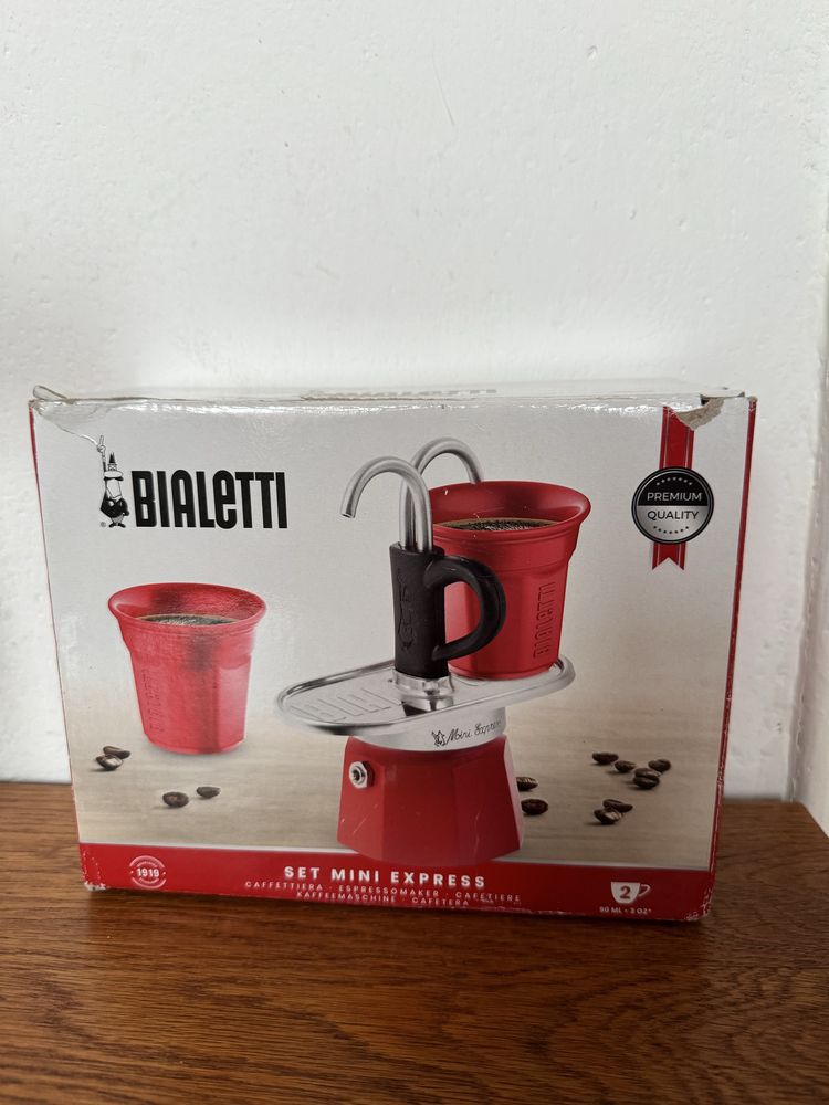 Гейзерна кавоварка кофеварка Bialetti Mini Express + 2 чашки