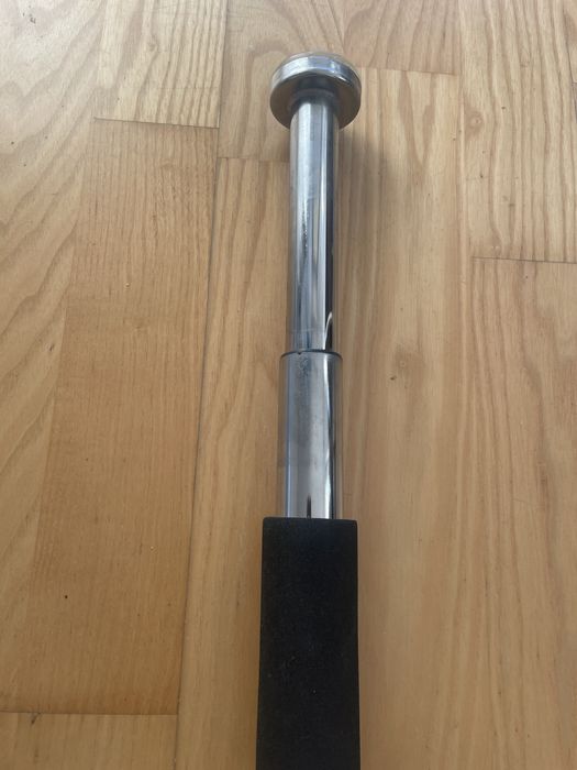 Drążek rozporowy montowany na futrynę drzwi