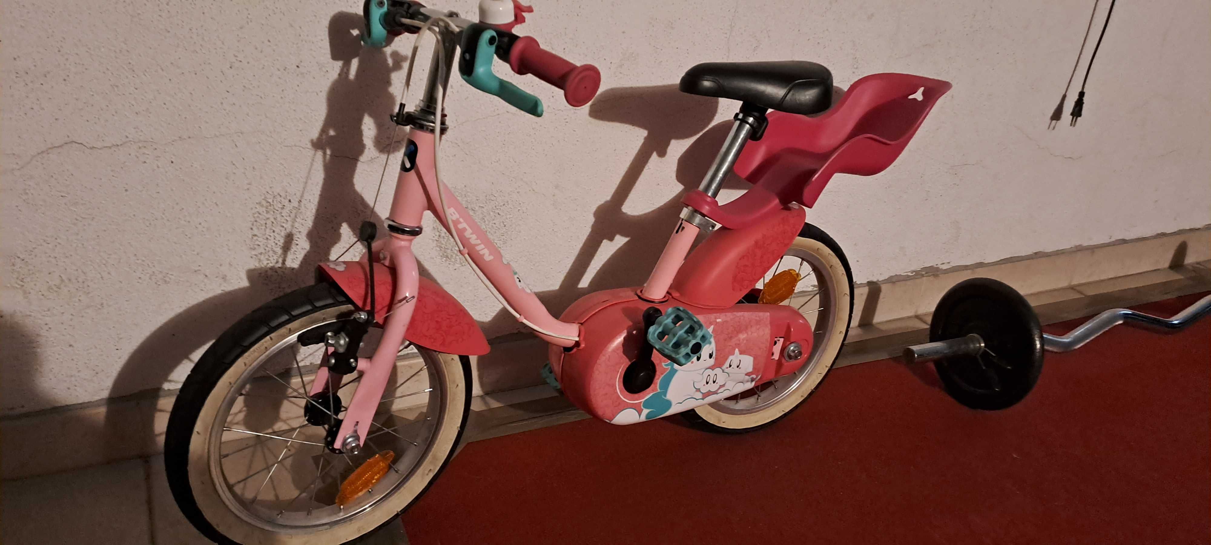 Bicicleta rosa com rodinhas