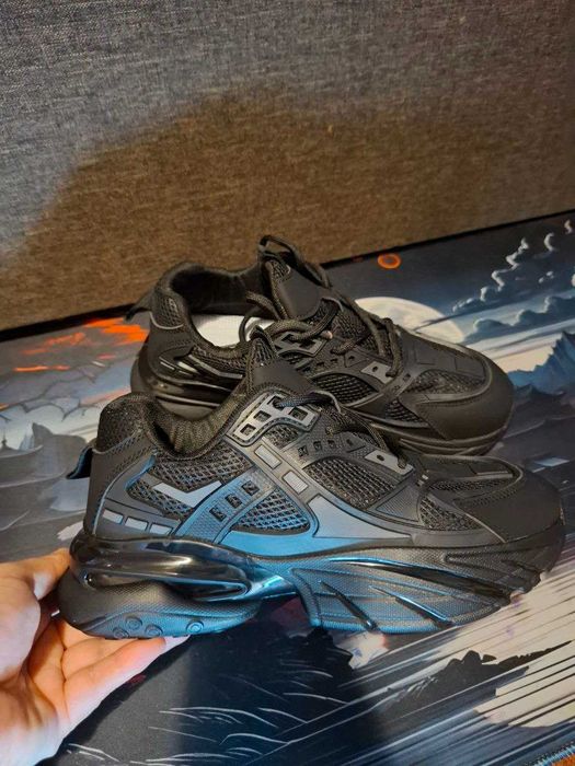 Взуття для жінок та чоловіків