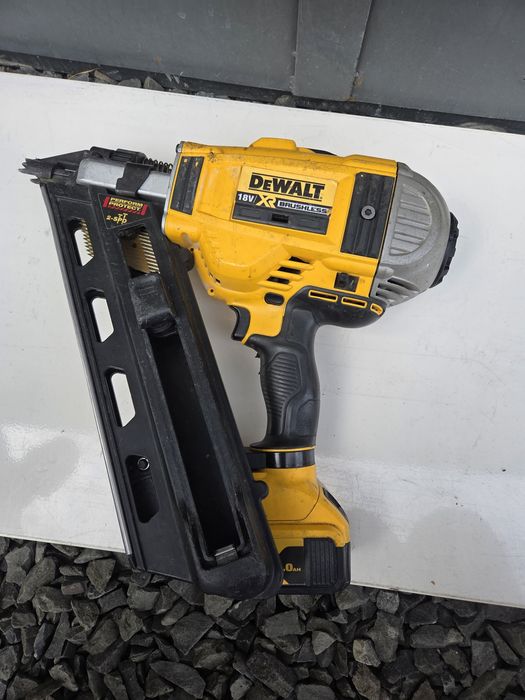 Цвяхозабивний інструмент Dewalt dcn692 з акумулятором в комплекті