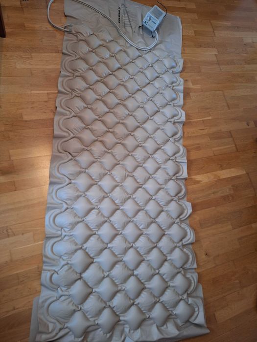 Materac przeciwodleżynowy z pompą pneumatyczną.