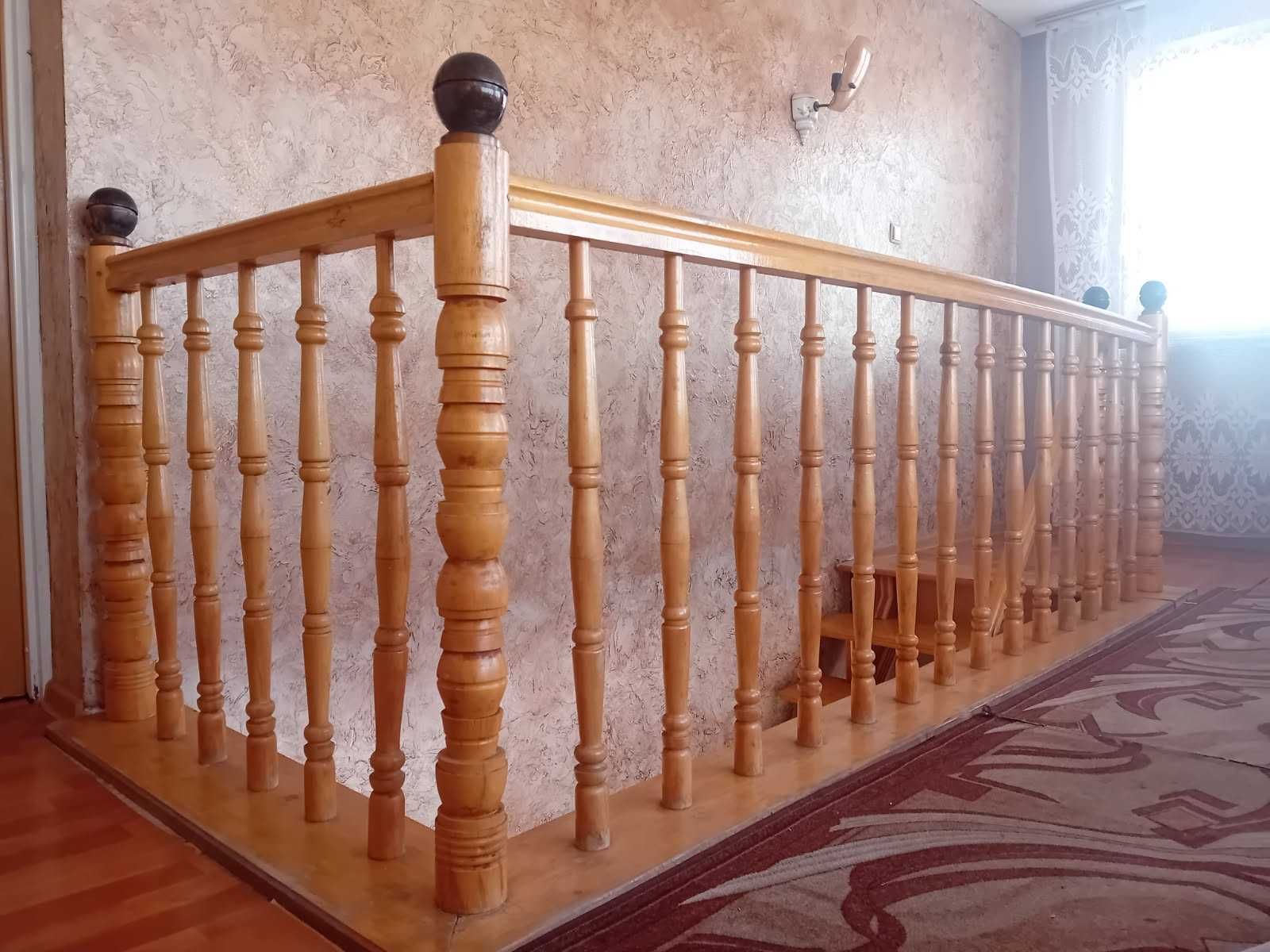Schody drewniane z poręczą i balustradą