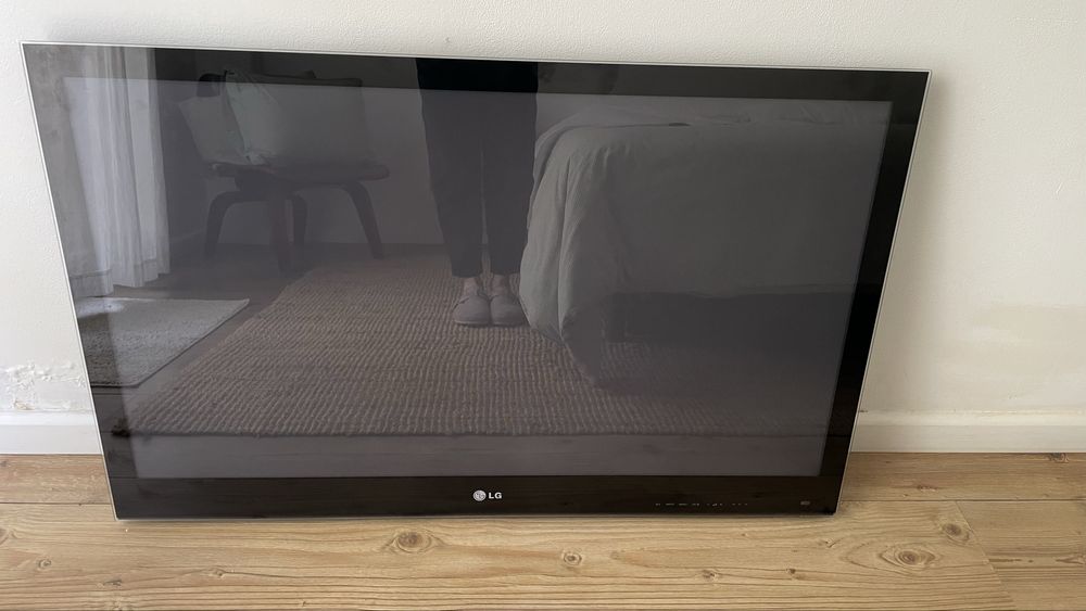 Televisão 42” LG J650 - Avariada (para peças ou reparação)