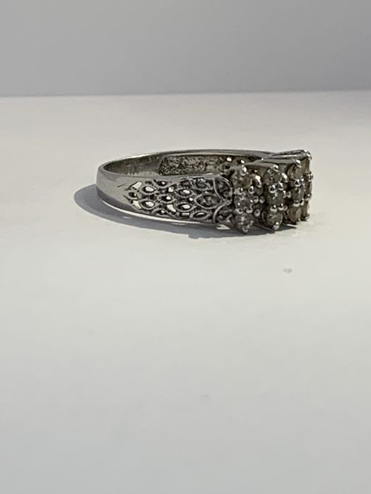 Каблучка 750 проби з діамантами