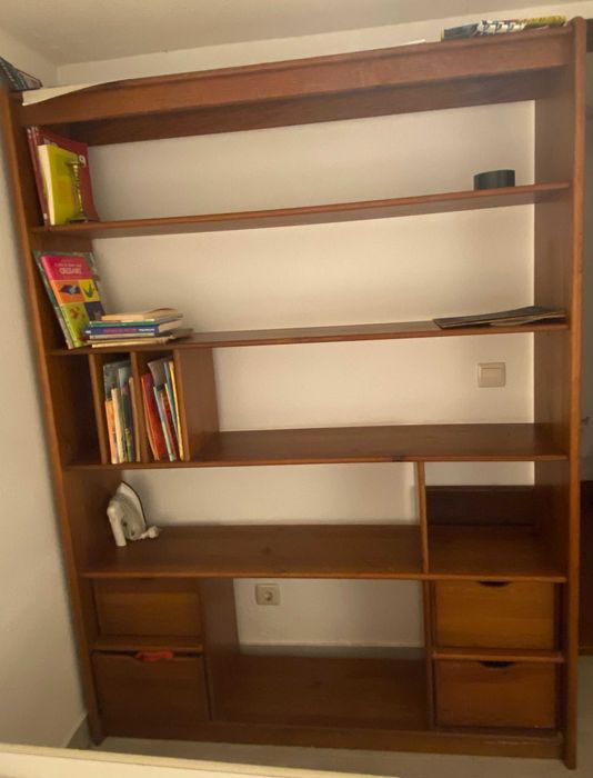 Estante em madeira maciça estilo "Cerne"