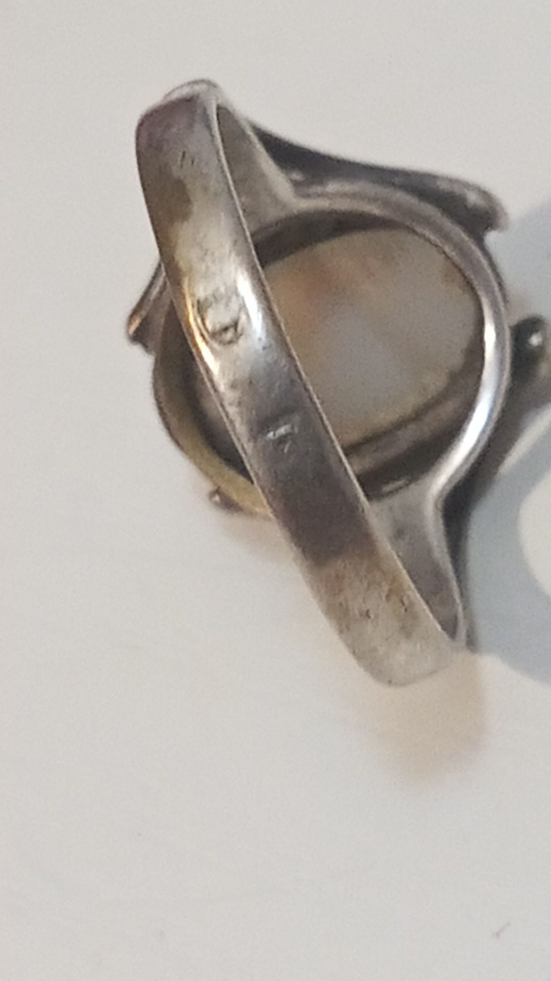 Stary srebrny pierścionek z białym oczkiem sygnowany