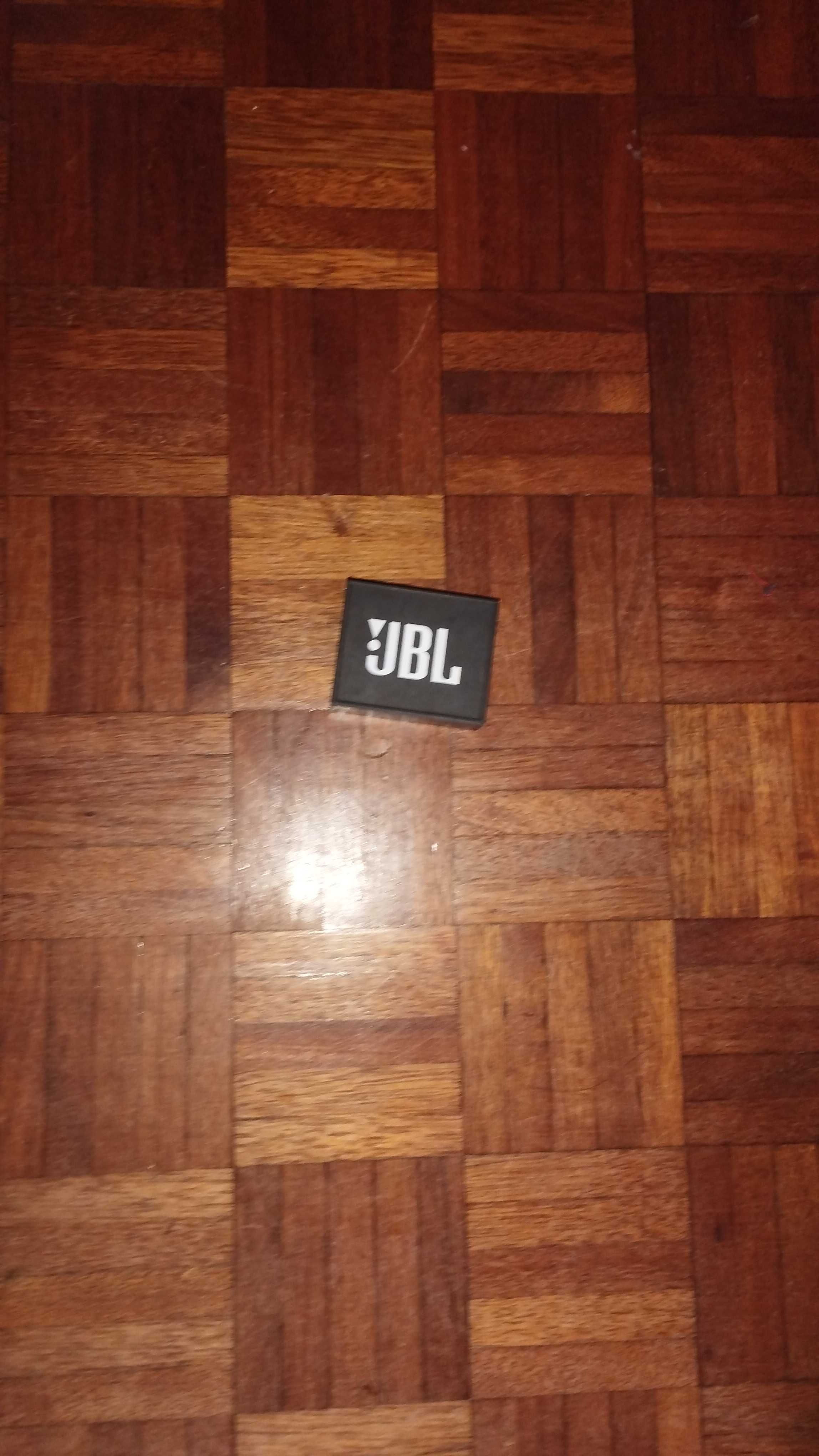 coluna JBL preta