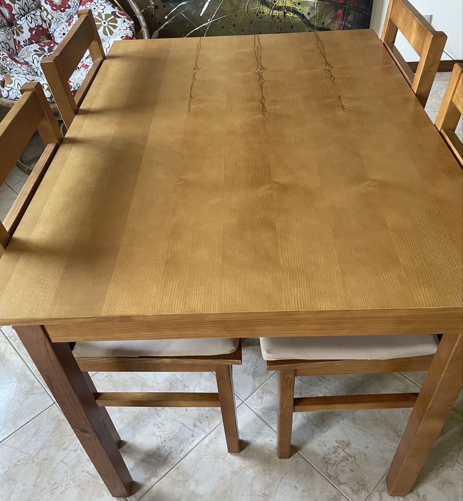 Conjunto mesa e 4 cadeiras