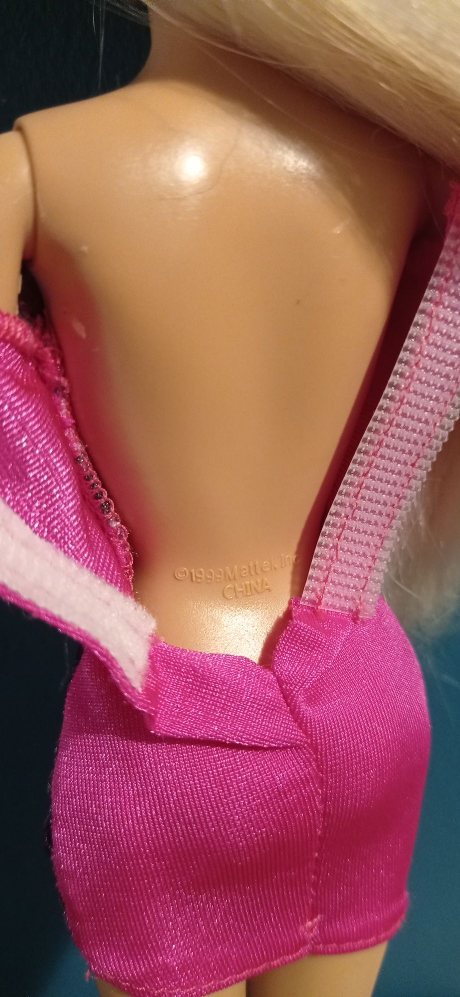 Mattel Barbie w dyskotekowej sukience, długie blond włosy, 1999 r.