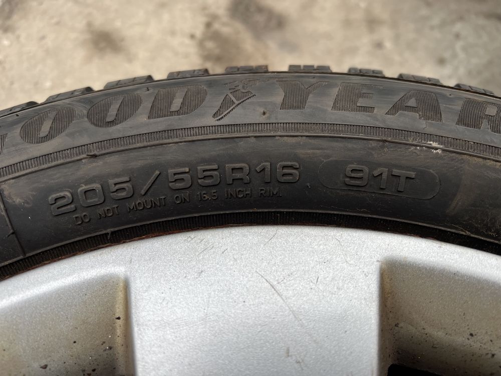 Резина Goodyear 205/55 R16 зима