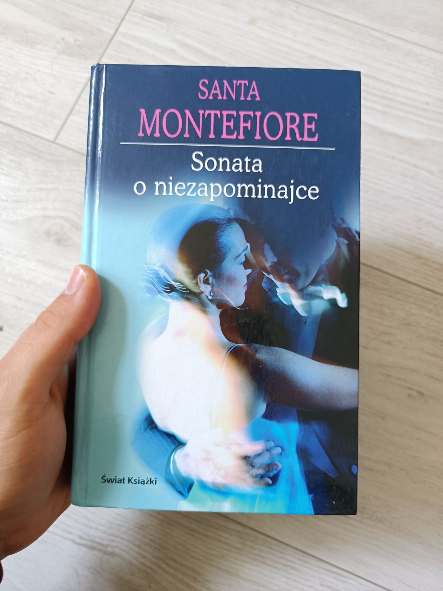 Sonata o niezapominajce, Santa Montefiore