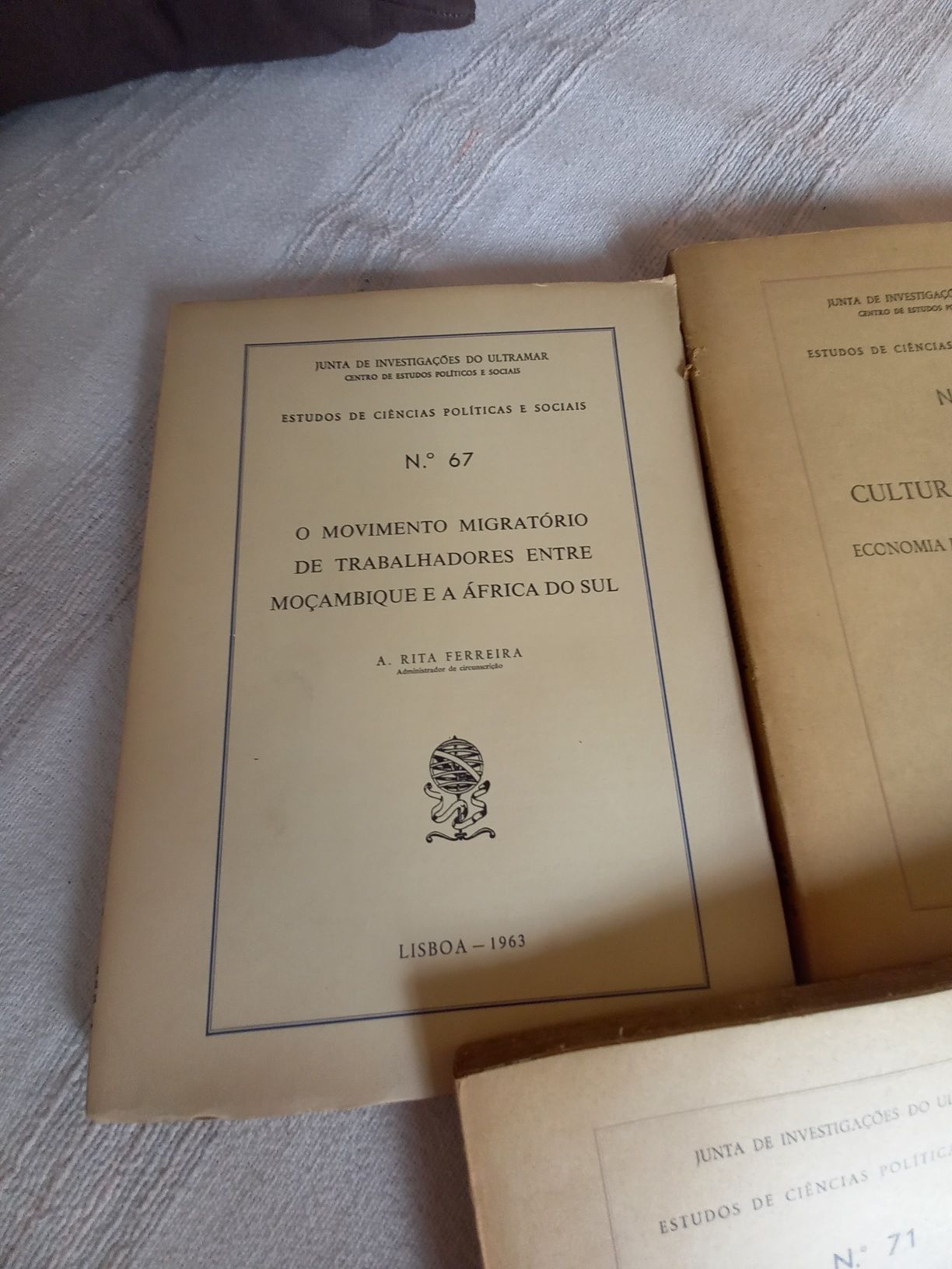 livros da antiga Junta de Investigações do Ultramar Moçambique