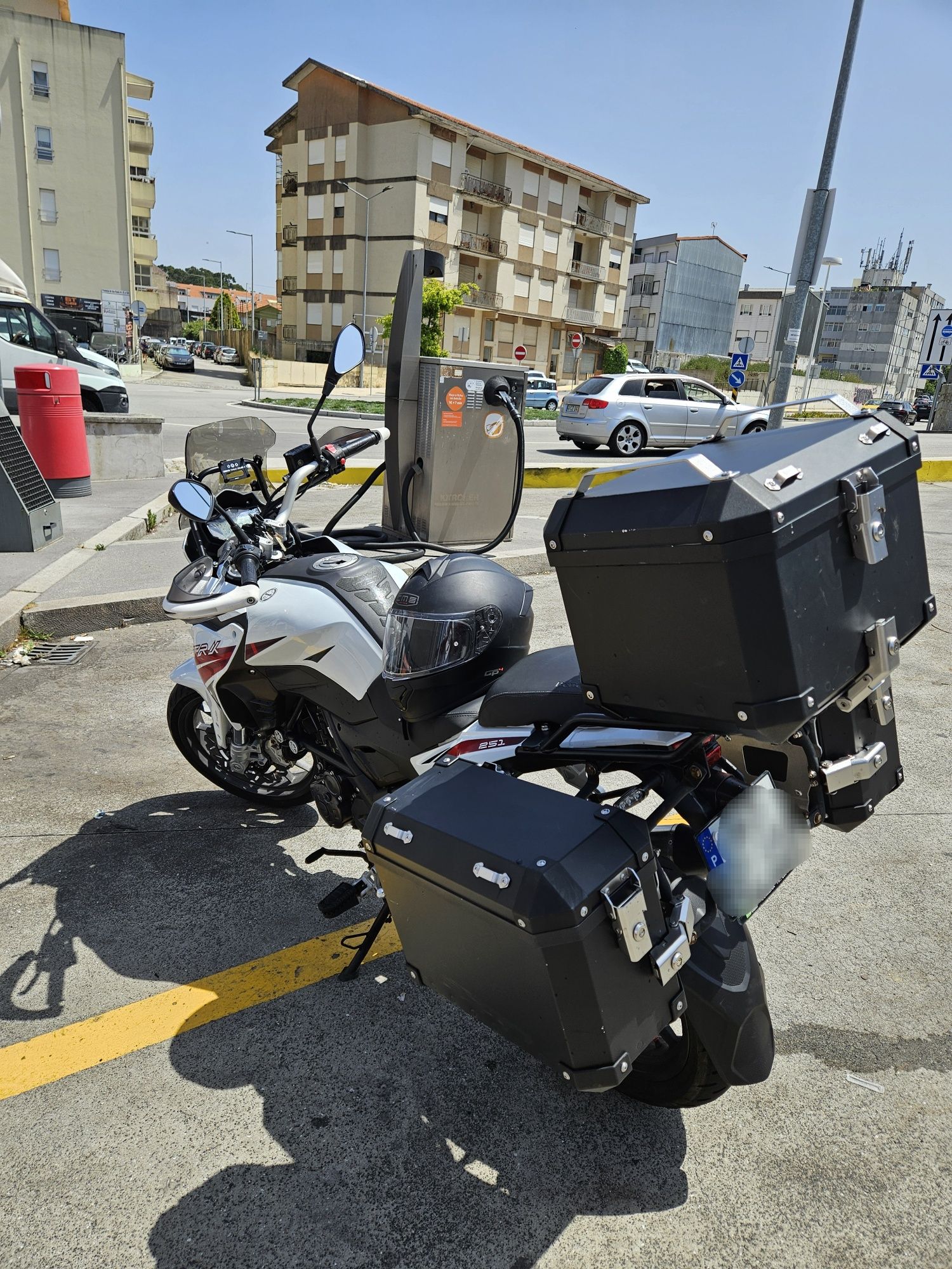 Benelli TRK 251 com acessórios