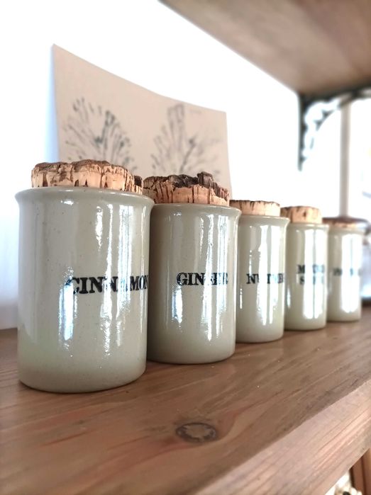 Zestaw  pojemników na przyprawy. Pojemniki. Słoje kuchenne.  Słoiki.