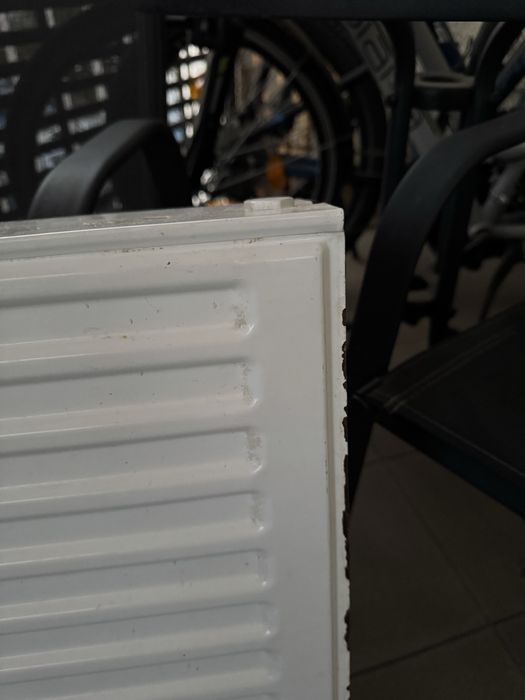 Grzejnik 600x500 mm z głowicą i szelkami.