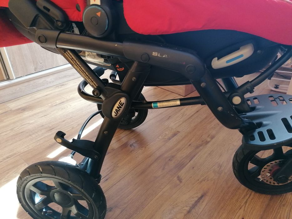 Wózek Jane trójkołowy posiada hamulec w zestawie torba, przewijak