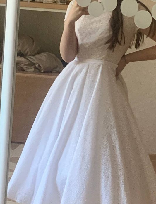 Пишна біла сукня