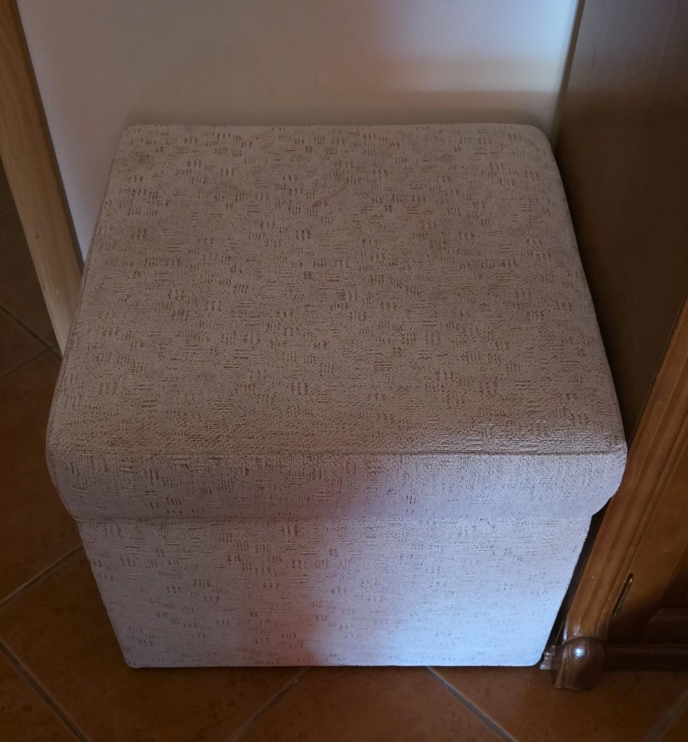 Sofá de 3 lugares com cama e 2 pufes