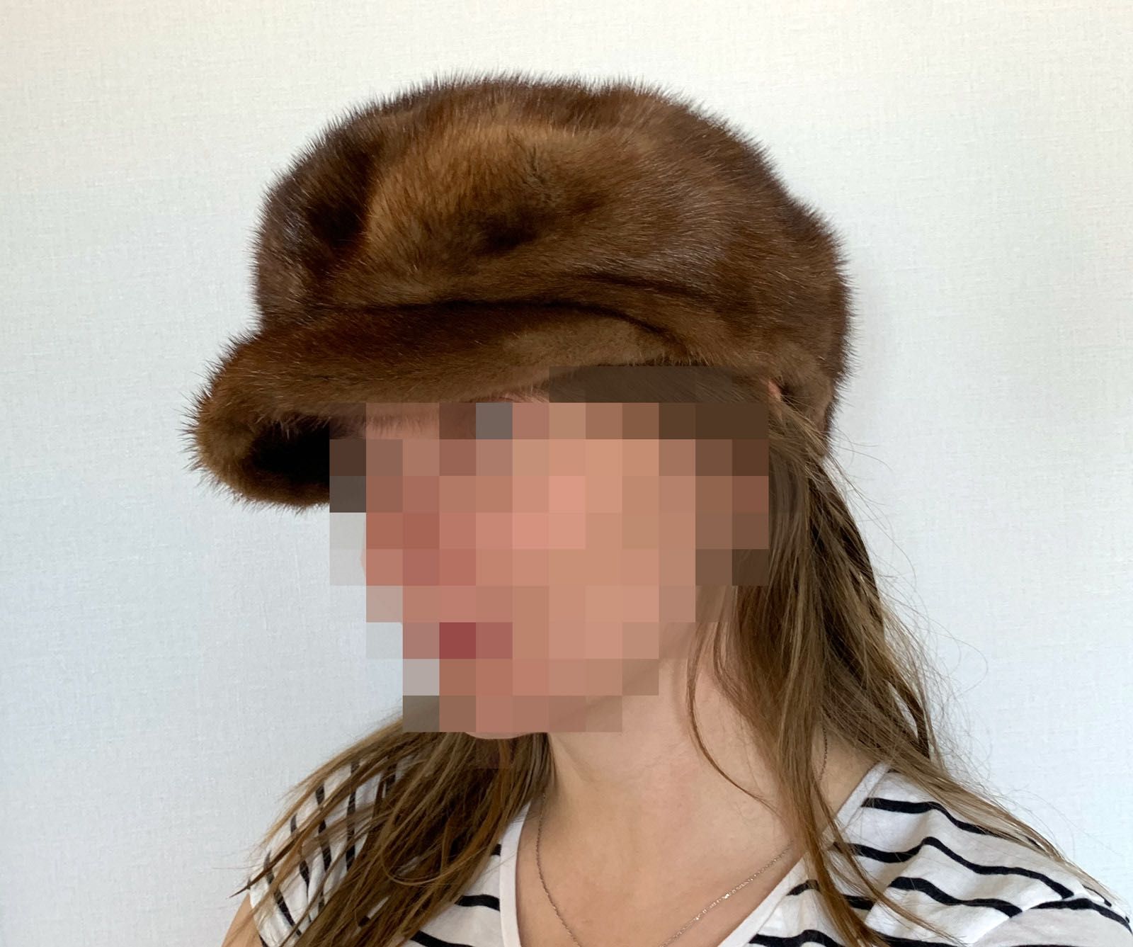 Жіноча норкова шапка з м'яким козирком BARI