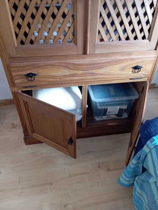 Armário rústico em madeira maciça