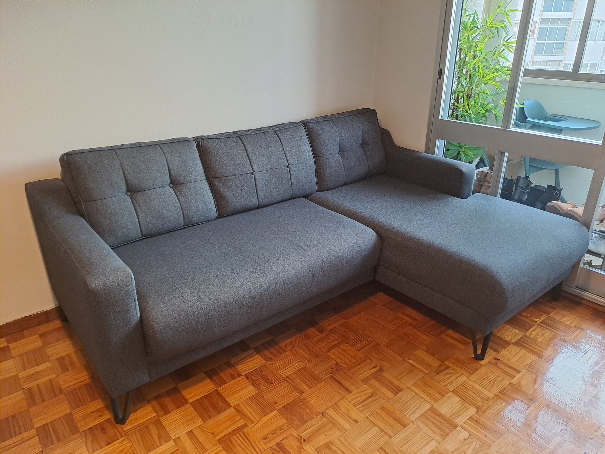 Sofá 3 lugares cinzento com chaise long esquerdo