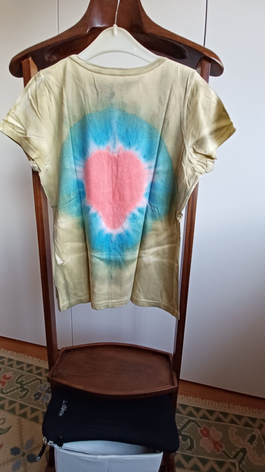 T-shirt Tye Dye desenho em coração