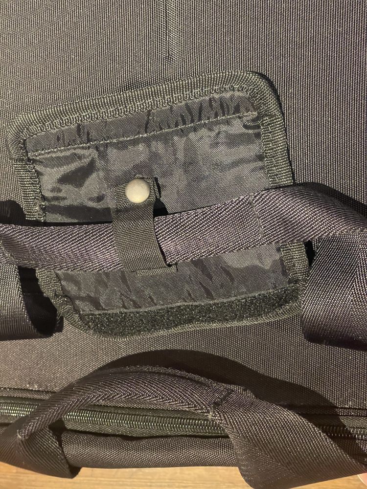 Mala porta fatos Hugo Boss preto alça amovível