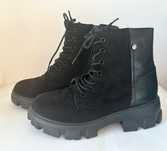 Botas pretas em bom estado