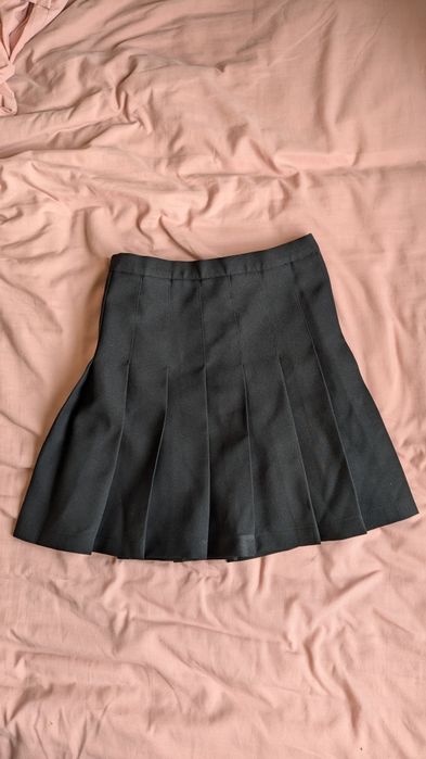 Плісирована чорна спідниця