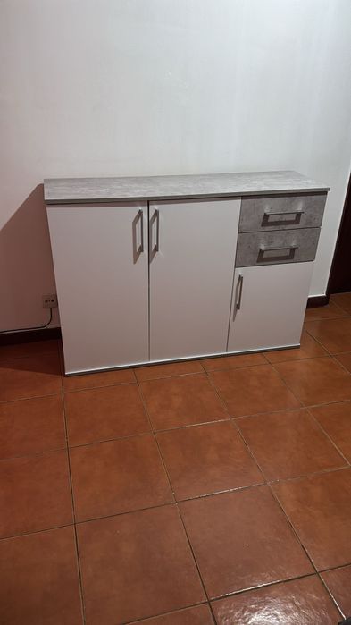 Movilia de casal e um armario de hole de entrada e uma estante de sala