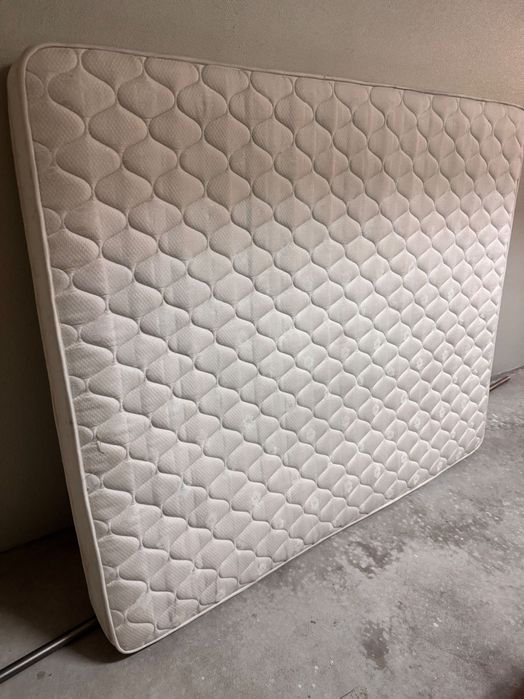 Colchão em bom estado, limpo e bem cuidado.
180x200 cm (king size).