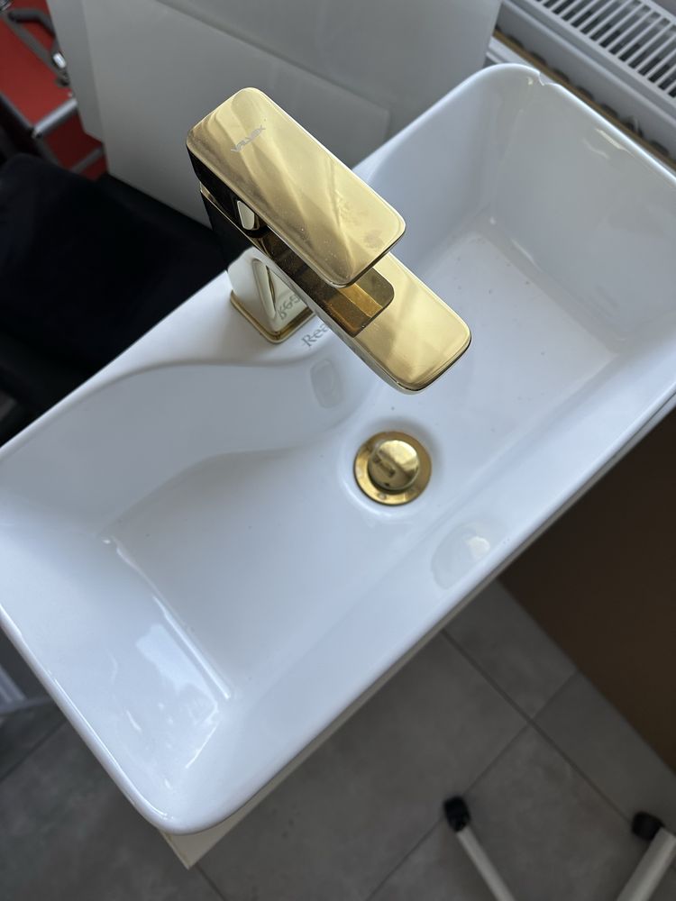 Sprzedam szafkę z umywalką i kranem