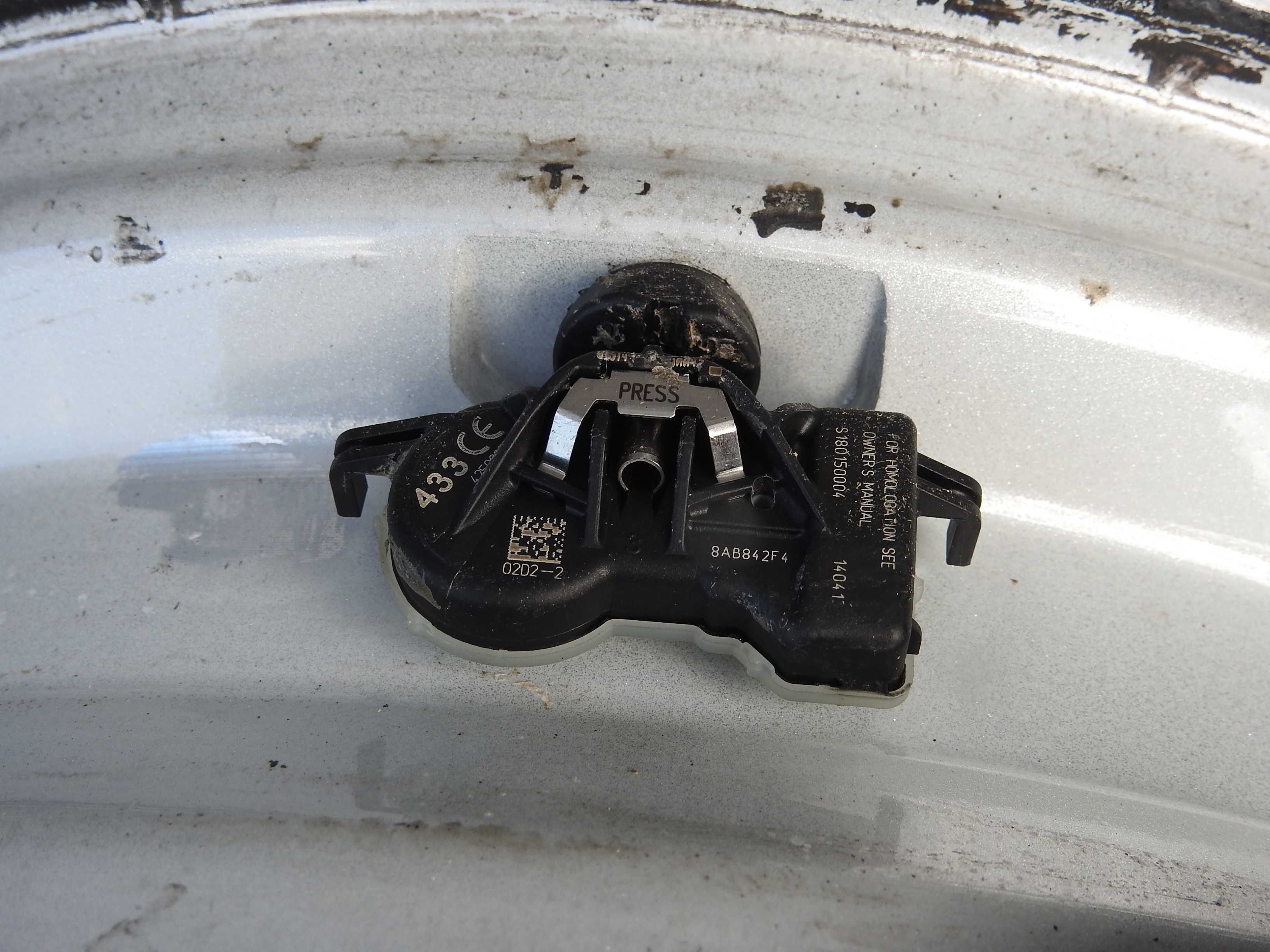 4x Alu 15'' 4x100 6J ET42 Piasta 56,1mm MITSUBISHI z czujnikami TPMS